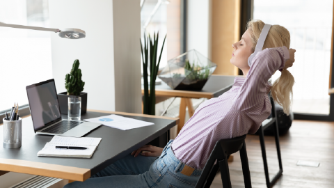 imagem com mulher sentada numa cadeira de escritório a representrar a gestão de stress e saude emocional.